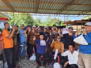 Pose 2 Jari-Pegang Stiker Prabowo-Gibran, Kades di Serang Diadukan ke Bawaslu Pose 2 Jari-Pegang Stiker Prabowo-Gibran, Kades di Serang Diadukan ke Bawaslu