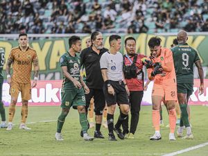 Kemenangan Persebaya di Liga 1 Dibayar Mahal dengan Cederanya Ernando Ari