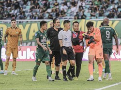 Kemenangan Persebaya di Liga 1 Dibayar Mahal dengan Cederanya Ernando Ari