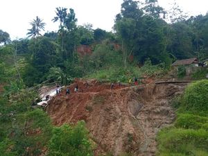 Longsor di Cikajang Garut, Warga Hampir Tersapu