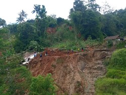Longsor di Cikajang Garut, Warga Hampir Tersapu