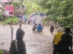 Hujan Deras Landa Karangasem, Akses Jalan Banjir-Tembok SD Jebol