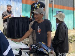 Semringah Misbah Dapat Pupuk Nonsubsidi Murah di Sukabumi