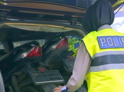 Polda Metro Tindak Mobil yang Gendong Motor di Atas Kap