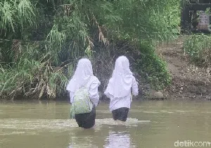 Soal Pelajar Seberangi Sungai Cidadap, Jembatan Gantung Bakal Dibangun Soal Pelajar Seberangi Sungai Cidadap, Jembatan Gantung Bakal Dibangun