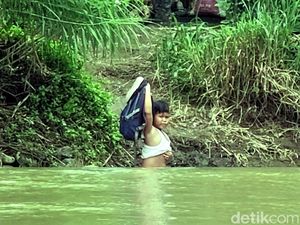 Kisah Anak-anak Sukabumi Berenang Seberangi Sungai Tiap Hari demi Sekolah