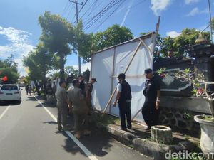 Tim Gabungan Copot APK yang Melanggar-Membahayakan Warga di Tabanan