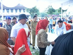 Warga di Bangka Serbu Sembako Murah di Kantor Bupati, 2.300 Paket Ludes