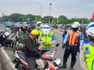 Bandel! Sejumlah Pemotor Nekat Lawan Arah di Flyover Jaktim Bandel! Sejumlah Pemotor Nekat Lawan Arah di Flyover Jaktim
