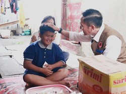Pemkot Palembang Serahkan Bantuan KIS-KIP-Akte untuk Iki dan Adiknya