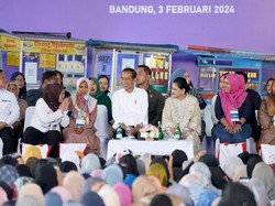 Iriana Dihadiahi Kalung Buatan Nasabah PNM Bandung oleh Jokowi