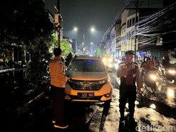 Pohon Sono Tumbang Imbas Hujan Angin Timpa Mobil di Kapasan Surabaya