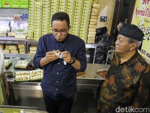 Potret Anies Cicip Lunpia di Semarang