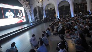 Potret Keseruan Kreator Indonesia Maju Nobar Debat Capres