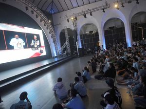 Potret Keseruan Kreator Indonesia Maju Nobar Debat Capres Potret Keseruan Kreator Indonesia Maju Nobar Debat Capres