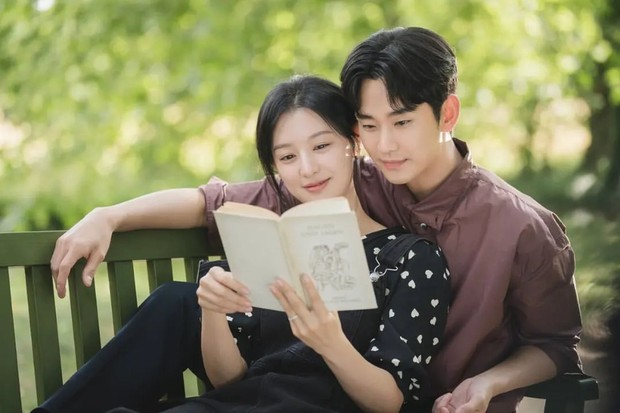 Potret Kim Soo Hyun dan Kim Ji Won dalam drama 'Queen of Tears'/ Foto: instagram.com/tvn_drama Potret Kim Soo Hyun dan Kim Ji Won dalam drama 'Queen of Tears'