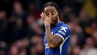 Sterling dipastikan tidak akan berlatih dengan skuad utama dan tidak akan bermain di Chelsea. Sterling pun menganggur, tapi tetap dapat gaji (REUTERS/DAVID KLEIN)