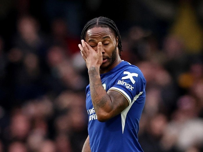 Soccer Football - Premier League - Chelsea v Wolverhampton Wanderers - Stamford Bridge, London, Britain - February 4, 2024 Chelsea's Raheem Sterling reacts after Wolverhampton Wanderers' Matheus Cunha scores their third goal REUTERS/David Klein NO USE WITH UNAUTHORIZED AUDIO, VIDEO, DATA, FIXTURE LISTS, CLUB/LEAGUE LOGOS OR 'LIVE' SERVICES. ONLINE IN-MATCH USE LIMITED TO 45 IMAGES, NO VIDEO EMULATION. NO USE IN BETTING, GAMES OR SINGLE CLUB/LEAGUE/PLAYER PUBLICATIONS.