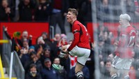 Aku pernah bilang ingin melakukan selebrasi buat teman-temanku. Pada musim panas mereka bilang untuk main gitar dan aku belum melakukannya, jadi ini waktunya, kata Højlund kepada Sky Sports usai laga. Foto: REUTERS/CARL RECINE