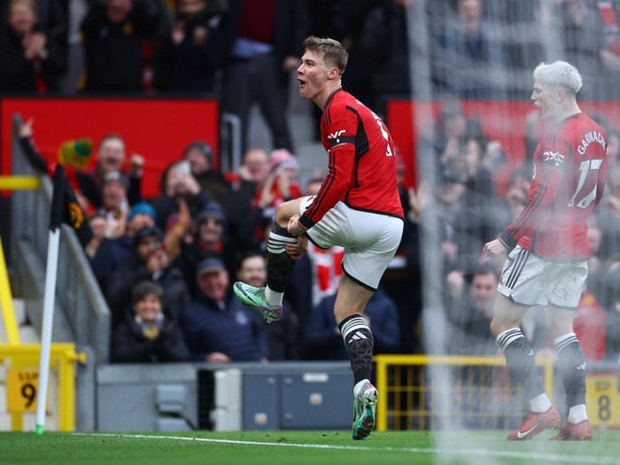 Soccer Football - Premier League - Manchester United v West Ham United - Old Trafford, Manchester, Britain - February 4, 2024 Manchester United's Rasmus Hojlund celebrates scoring their first goal with Alejandro Garnacho REUTERS/Carl Recine NO USE WITH UNAUTHORIZED AUDIO, VIDEO, DATA, FIXTURE LISTS, CLUB/LEAGUE LOGOS OR 'LIVE' SERVICES. ONLINE IN-MATCH USE LIMITED TO 45 IMAGES, NO VIDEO EMULATION. NO USE IN BETTING, GAMES OR SINGLE CLUB/LEAGUE/PLAYER PUBLICATIONS.