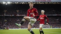 Buat Højlund, itu merupakan golnya yang keempat secara beruntun. Usai menjebol gawang the Hammers, ia pun beraksi pamer selebrasi. Foto: AP/Dave Thompson