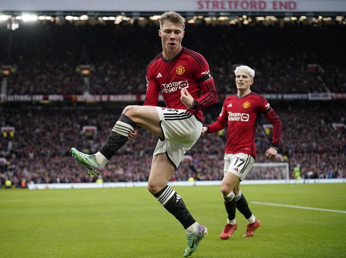 Manchester United's Rasmus Hojlund celebrates after scoring his side's first goal during the English Premier League soccer match between Manchester United and West Ham United at the Old Trafford stadium in Manchester, England, Sunday, Feb. 4, 2024. (AP Photo/Dave Thompson)
