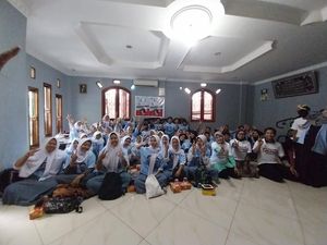 Relawan Kawan Gibran Kembali Gelar Makan Siang Gratis di Jakarta Timur Relawan Kawan Gibran Kembali Gelar Makan Siang Gratis di Jakarta Timur