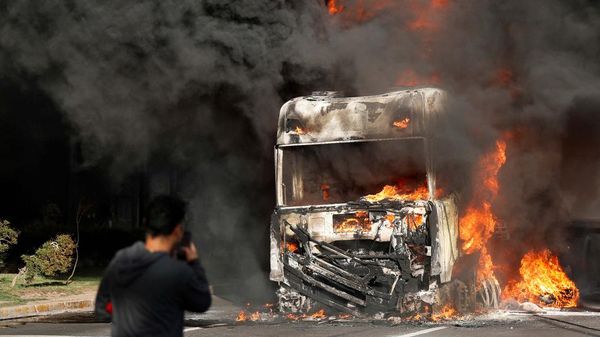 Detik-detik Truk Terdampak Kebakaran Hutan di Chili