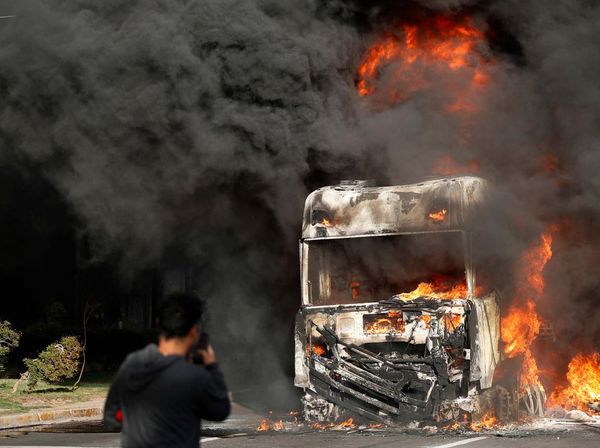 Detik-detik Truk Terdampak Kebakaran Hutan di Chili