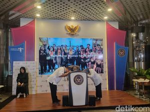 Sandiaga Sujud Syukur Target Wisman 2023 Tercapai