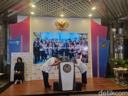 Sandiaga Sujud Syukur Target Wisman 2023 Tercapai