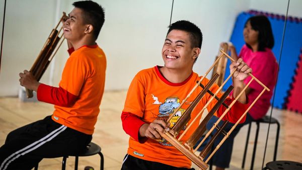 Semringah Anak-anak Down Syndrome Ikut Kelas Angklung
