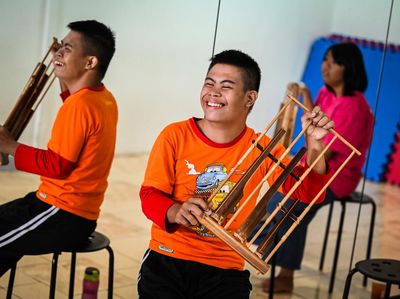 Semringah Anak-anak Down Syndrome Ikut Kelas Angklung