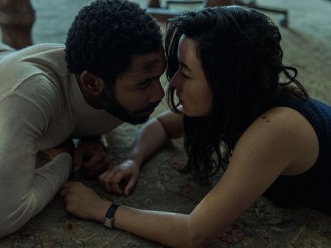 Donald Glover dan Maya Erskine dalam serial Mr. & Mrs. Smith (2024). (Prime Video/David Lee)
