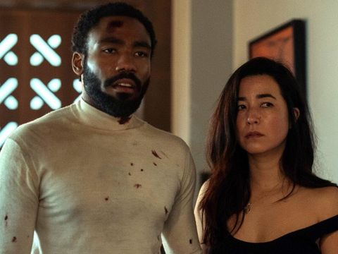 Donald Glover dan Maya Erskine dalam serial Mr. & Mrs. Smith (2024). (Prime Video/David Lee)