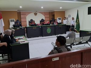 Ajak Warga Pilih Caleg Lewat Pengeras Suara Masjid, Kades Divonis 4 Bulan Ajak Warga Pilih Caleg Lewat Pengeras Suara Masjid, Kades Divonis 4 Bulan
