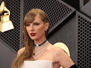 Bukan Travis Kelce, Ini Sosok yang Temani Taylor Swift di Red Carpet Grammy Bukan Travis Kelce, Ini Sosok yang Temani Taylor Swift di Red Carpet Grammy
