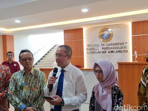 Direktur Pascasarjana Tegaskan Aksi Kritik ke Jokowi Tak Wakili Unair Direktur Pascasarjana Tegaskan Aksi Kritik ke Jokowi Tak Wakili Unair
