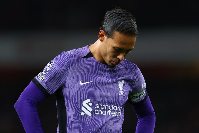 LONDON, ENGLAND - FEBRUARY 4: Virgil van Dijk of Liverpool looks dejected after the Premier League match between Arsenal FC and Liverpool FC at Emirates Stadium on February 4, 2024 in London, England. (Photo by Marc Atkins/Getty Images)