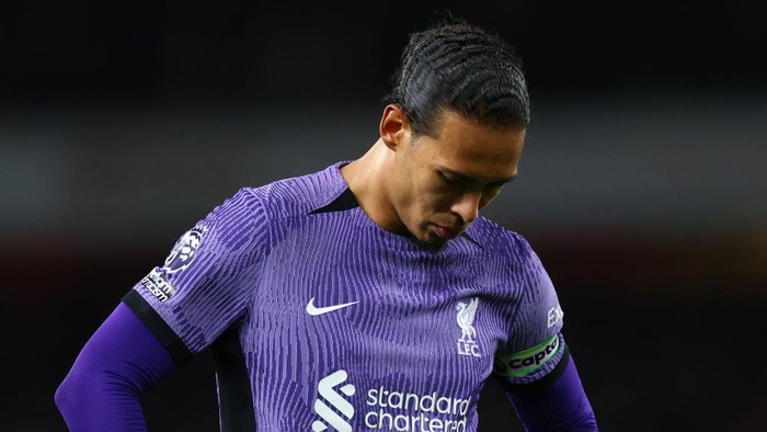 LONDON, ENGLAND - FEBRUARY 4: Virgil van Dijk of Liverpool looks dejected after the Premier League match between Arsenal FC and Liverpool FC at Emirates Stadium on February 4, 2024 in London, England. (Photo by Marc Atkins/Getty Images)