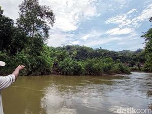 Warga Loji Sukabumi Dambakan Jembatan Penyeberangan di Sungai Cidadap Warga Loji Sukabumi Dambakan Jembatan Penyeberangan di Sungai Cidadap