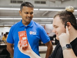 Ilmuwan NUS Kembangkan Headphone-Kamera AI, Bantu Tunanetra Melihat