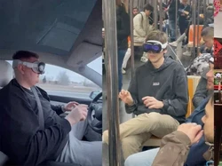 Viral Kelakuan Aneh Orang-orang Pakai Apple Vision Pro