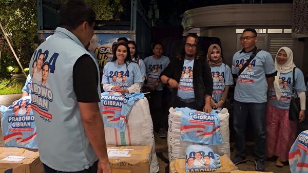 Ara Sebar Puluhan Ribu Kaos Prabowo-Gibran ke-7 Provinsi di Indonesia