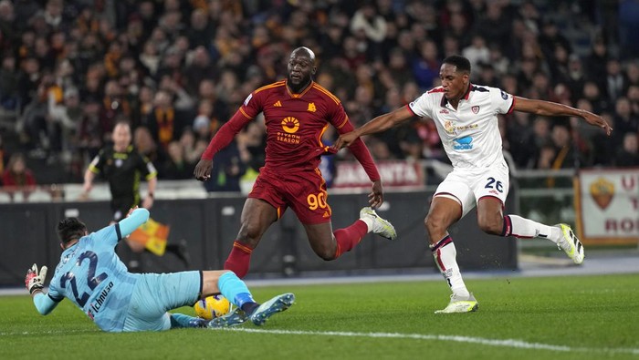 Cagliaris goalkeeper Simone Scuffet, left, saves the ball during a Serie A soccer match between Roma and Cagliari, at Romes Olympic Stadium, on Monday, Feb. 5, 2024. (AP Photo/Andrew Medichini)