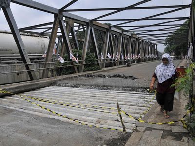 Bahaya! Jembatan di Bekasi Ini Amblas Gara-gara Bautnya Dicuri