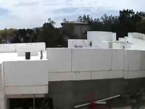 Gokil! Rumah Tiga Lantai Dibangun dari Balok Busa, Tapi Nggak Roboh