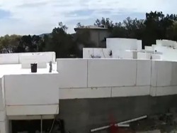 Gokil! Rumah Tiga Lantai Dibangun dari Balok Busa, Tapi Nggak Roboh