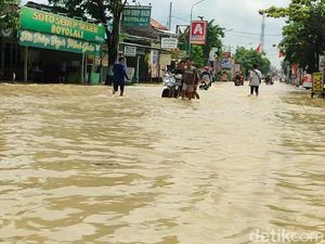 Jalan Ahmad Yani Grobogan Terendam Banjir, Sejumlah Motor Mogok