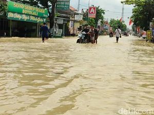 Jalan Ahmad Yani Grobogan Banjir, Sejumlah Motor Mogok Jalan Ahmad Yani Grobogan Banjir, Sejumlah Motor Mogok